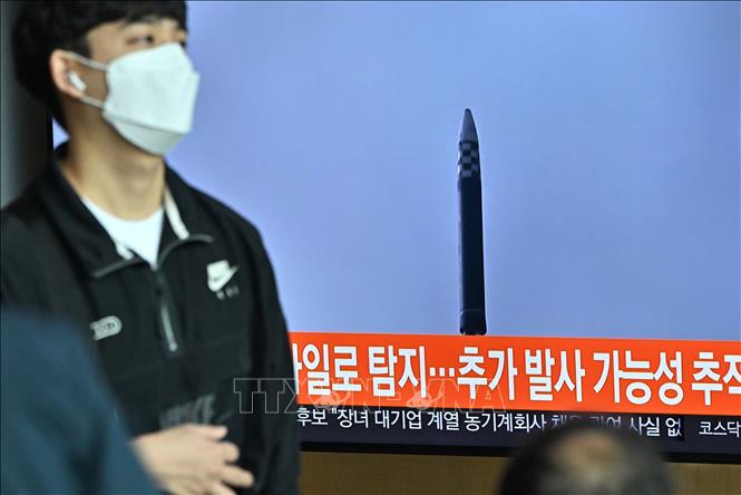 Hình ảnh vụ phóng vật thể bay của Triều Tiên được đăng phát trên kênh truyền hình của Hàn Quốc ngày 4/5/2022. Ảnh: AFP/TTXVN