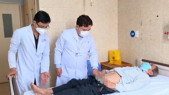 Các bác sĩ thăm khám cho bệnh nhân khi bệnh nhân đến tái khám sau ca phẫu thuật (ảnh: CTV)