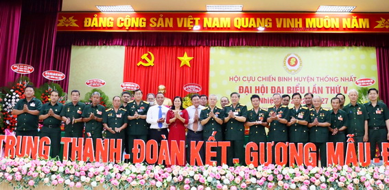 Lãnh đạo Hội CCB tỉnh, H.Thống Nhất chụp hình với Ban Chấp hành Hội nhiệm kỳ mới tại Đại hội