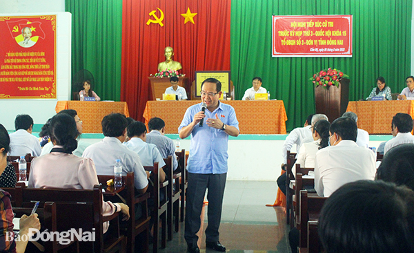 Ông Quản Minh Cường, Phó bí thư Tỉnh ủy, Trưởng đoàn ĐBQH tỉnh nói chuyện trao đổi với người dân về các vấn đề cử tri quan tâm