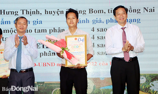 Phó chủ tịch UBND tỉnh Võ Văn Phi trao giấy chứng nhận sản phẩm OCOP cho các chủ thể