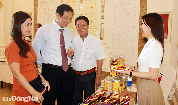 Phó chủ tịch UBND tỉnh Võ Văn Phi thăm quan các gian hàng trưng bày sản phẩm OCOP của tỉnh tại hội nghị