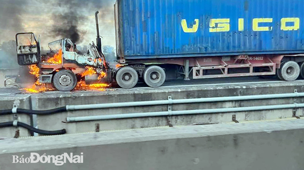 Phần cabin của xe container bốc cháy ngùn ngụt trên đường cao tốc. Ảnh: CTV