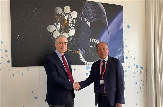 Vietnamese Ambassador to France Dinh Toan Thang (right) and Eric Imbert, Vice President Business Development & Sales at Thales.