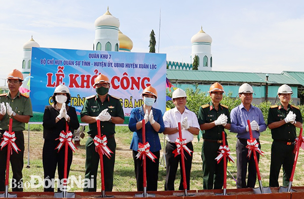 Thủ trưởng Bộ Tư lệnh QK7, Bộ CHQS tỉnh, Công an tỉnh và H.Xuân Lộc khởi công công trình sân bóng mini