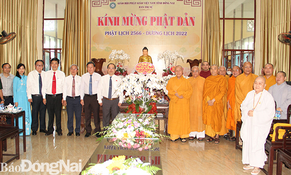 Đồng chí Quản Minh Cường, Phó bí thư Tỉnh ủy, Trưởng đoàn ĐBQH tỉnh cùng thành viên trong công tác của Tỉnh ủy - HĐND - UBND - Ủy ban MTTQ Việt Nam tỉnh thăm, chúc mừng Ban Trị sự Giáo hội Phật giáo Việt Nam tỉnh nhân đại Lễ Phật đản phật lịch 2566 - dương lịch 2022.