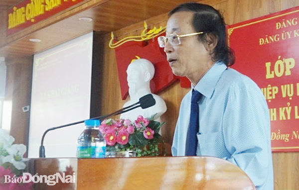  Bí thư Đảng ủy Khối các cơ quan tỉnh Bùi Quang Huy phát biểu khai giảng lớp bồi dưỡng