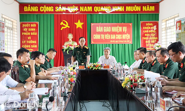 Đại tá Huỳnh Thanh Liêm, Phó bí thư thường trực Đảng ủy Quân sự tỉnh, Chính ủy Bộ CHQS tỉnh phát biểu trong hội nghị