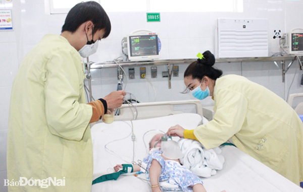 Một bệnh nhi bị viêm phổi nặng đang được điều trị tại Bệnh viện Nhi đồng Đồng Nai. Ảnh: A.Yên