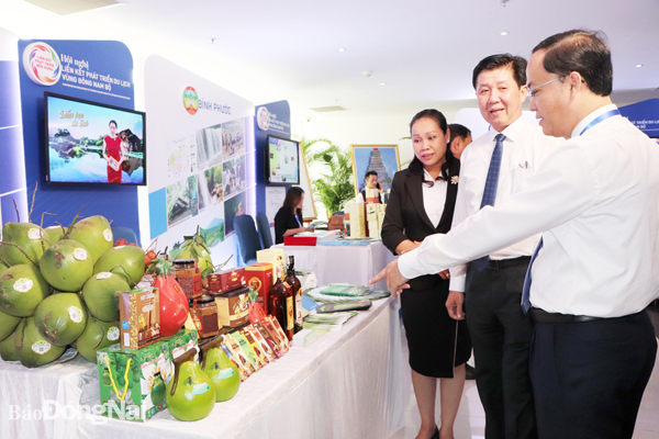 Các sản phẩm OCOP của Đồng Nai, trong đó có sô-cô-la của Công ty TNHH Ca cao Trọng Đức được trưng bày tại nhiều hội chợ triển lãm du lịch. Ảnh: T.Mộc