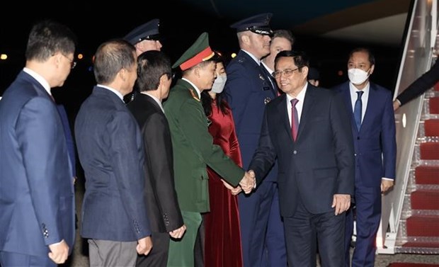 Prime Minister Pham Minh Chinh (right, front) arrived in Washington D.C. on May 11 morning (local time).
