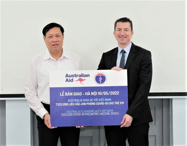 Deputy Minister of Health Do Xuan Tuyen (L) and Deputy Ambassador Mark Tattersall recognise Australia’s donation of 7,223,200 COVID-19 vaccine doses for Vietnam’s paediatric vaccine rollout.(Photo courtesy of the Embassy of Australia to Vietnam)
