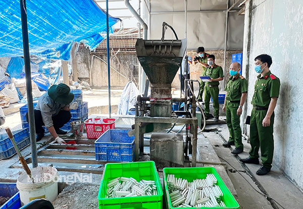 Lực lượng chức năng lấy mẫu chất thải và nước thải tại Xí nghiệp Đèn ống (Công ty CP Bóng đèn Điện Quang, Khu công nghiệp Biên Hòa 1) để kiểm nghiệm. Ảnh: Anh Quân