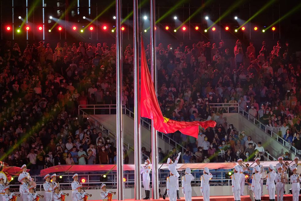 Quốc kỳ Việt Nam tung bay tại lễ khai mạc SEA Games 31 