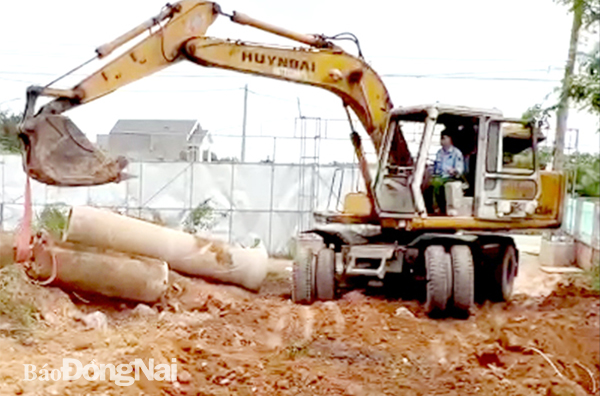 UBND xã An Viễn (H.Trảng Bom) thực hiện cưỡng chế làm đường trên các thửa đất nông nghiệp