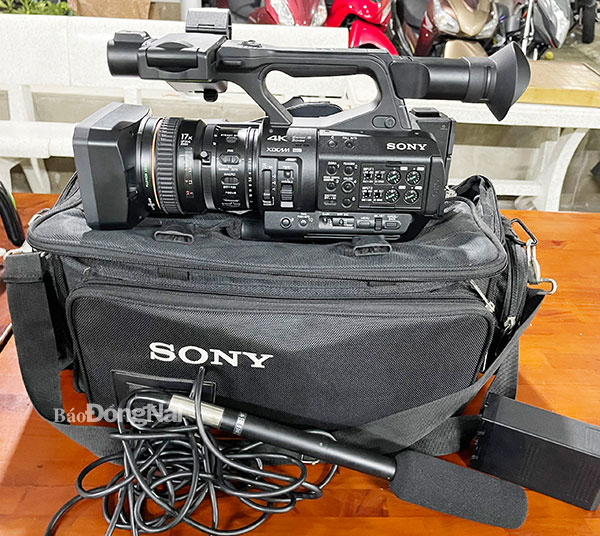 Máy quay phim trị giá hàng trăm triệu đồng bị cướp giật đã được cơ quan công an thu hồi. Ảnh: Trần Danh