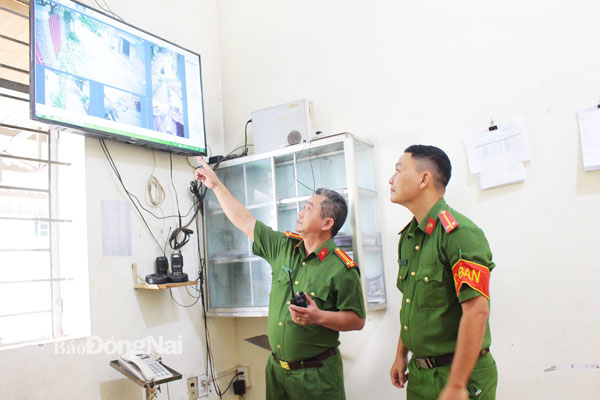 Trung tá Nguyễn Văn Nam (trái) cùng cán bộ, chiến sĩ của đơn vị theo dõi, giám sát tình hình an ninh trật tự trên địa bàn phường qua hệ thống camera. Ảnh: Hồ Thảo