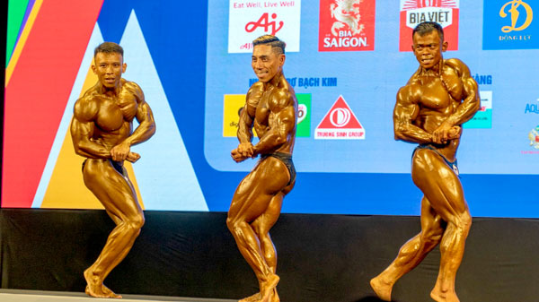 Phạm Văn Mách (giữa) đoạt HCV ở tuổi 46, trở thành nhà vô địch duy nhất 2 kỳ SEA Games tại Việt Nam