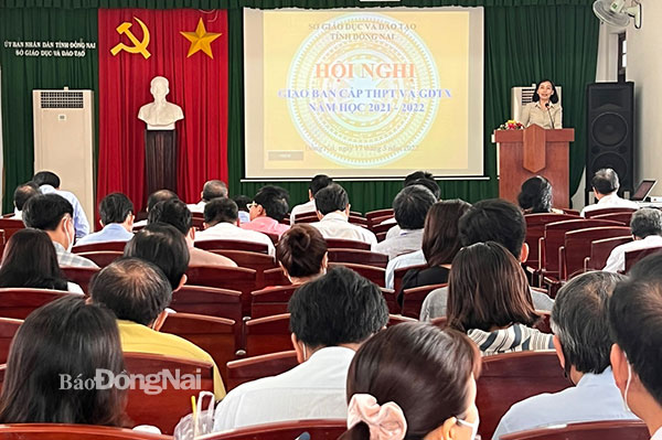 Giám đốc Sở GD-ĐT Trương Thị Kim Huệ chia sẻ tại buổi họp với hiệu trưởng các trường THPT trên địa bàn tỉnh. Ảnh: Công Nghĩa