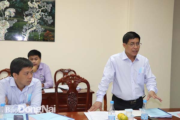 Phó giám đốc Sở TN-MT Nguyễn Ngọc Thường phát biểu ý kiến tại cuộc họp.