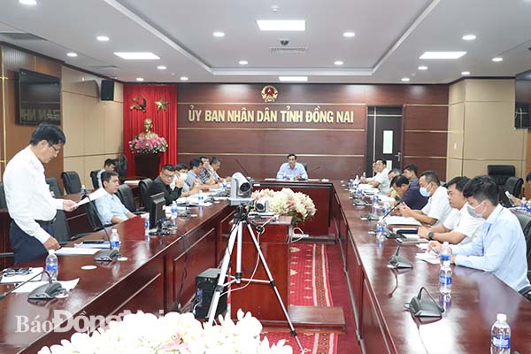 Phó chủ tịch UBND tỉnh Võ Văn Phi chủ trì cuộc họp.