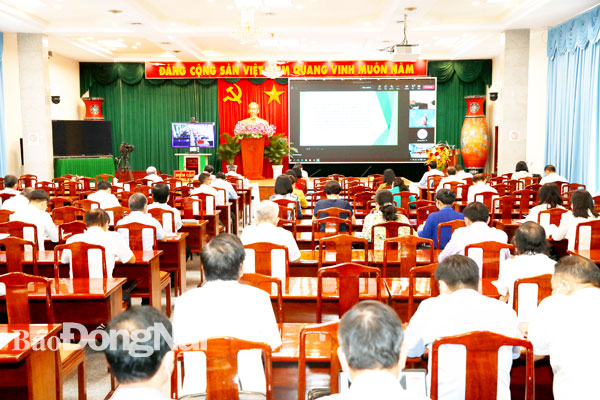 Lãnh đạo tỉnh cùng các đại biểu tham dự hội nghị triển khai chuyên đề Học tập và làm theo tư tưởng, đạo đức, phong cách Hồ Chí Minh năm 2022 tại điểm cầu Hội trường Tỉnh ủy. Ảnh: Huy Anh