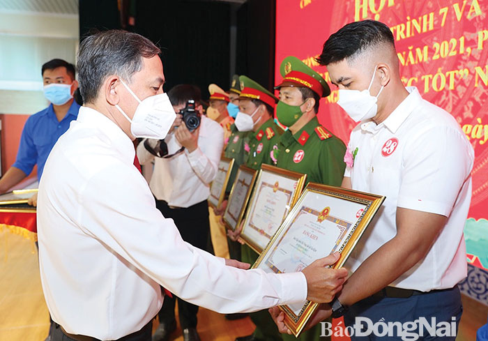 Phó trưởng ban Tuyên giáo Tỉnh ủy Phạm Tấn Linh trao tặng bằng khen của UBND tỉnh cho các gương người tốt, việc tốt năm 2021. Ảnh: Huy Anh
