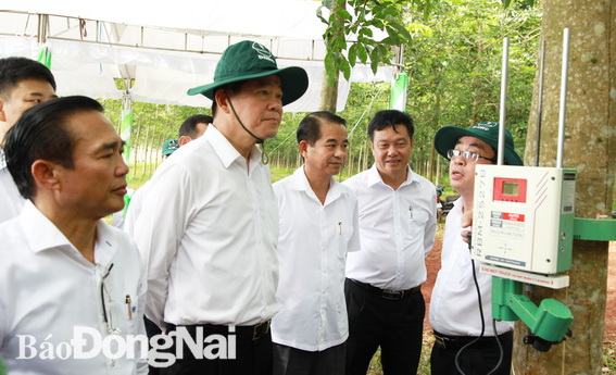Bí thư Tỉnh ủy Nguyễn Hồng Lĩnh tham quan mô hình máy cạo mủ cao su tự động 