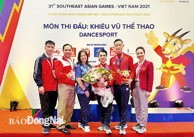 Cặp đôi Nguyễn Đức Hòa - Nguyễn Thị Hải Yến chia vui cùng với ban huấn luyện