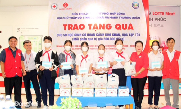  Chủ tịch Hội Chữ thập đỏ tỉnh Đỗ Thị Phước Thiện, trao quà cho các em học sinh