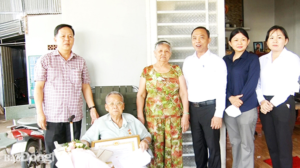 Phó bí thư thường trực Huyện ủy, Chủ tịch HĐND H.Thống Nhất Nguyễn Huy Du (thứ 3 từ phải qua) đến nhà trao Huy hiệu 60 năm  tuổi Đảng cho đảng viên Nguyễn Văn Dũng