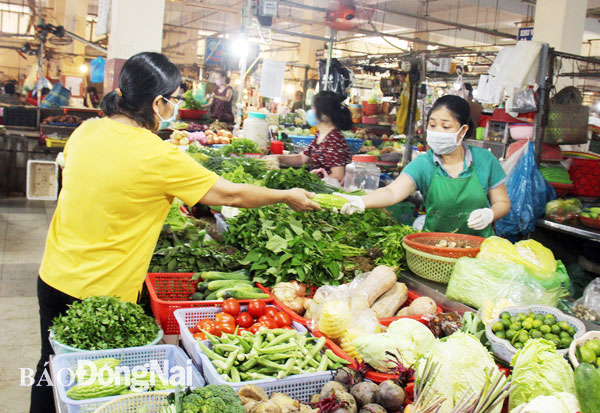 Người tiêu dùng chọn mua các sản phẩm rau củ quả tại một sạp hàng ở chợ Biên Hòa. Ảnh: H.Hải