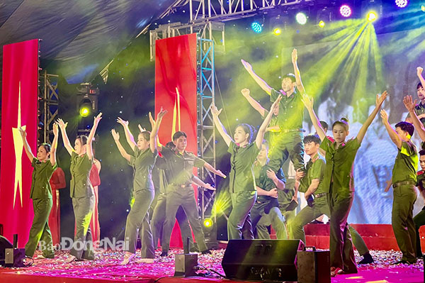 Tiết mục ca múa Thiêng liêng lời Bác tại Hội diễn. Ảnh: Đăng Tùng
