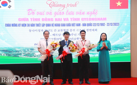 Phó giám đốc Sở Văn hóa - thể thao và du lịch Nguyễn Thị Mộng Bình tặng hoa cho 3 trường đại học tham gia buổi giao lưu