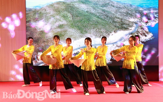 Sinh viên Trường đại học Đồng Nai biểu diễn văn nghệ với tiết mục giới thiệu về vẻ đẹp của đất nước và con người Việt Nam với bạn bè Hàn Quốc