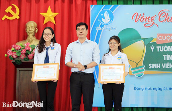 Anh Võ Văn Trung, Phó bí thư Tỉnh đoàn, Chủ tịch Hội Sinh viên tỉnh trao bằng khen cho đại diện nhóm tác giả đoạt giải Nhất (bài phải) và nhóm tác giả đoạt giải Nhì (bìa trái)