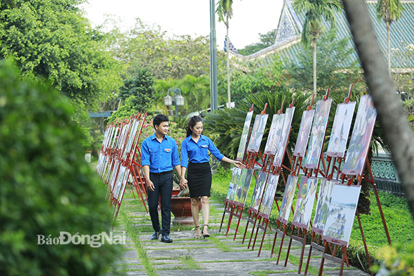 Cặp đôi Trần Thị Việt Trinh (cán bộ Hội Sinh viên tỉnh) và Phạm Hồng Quân chụp hình cưới trong trang phục áo Hội LHTN Việt Nam. Ảnh: NVCC