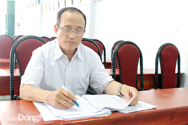 Bí thư Chi bộ, Trưởng KP.4 Phạm Năng Lãm xử lý công việc của khu phố. Ảnh: H.Thảo