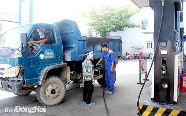 Thuế tiêu thụ đặc biệt cũng được đại biểu Quốc hội quan tâm. Ngày 25-5, thảo luận tại phiên họp tổ đại biểu Quốc hội TP.HCM, đại biểu Trần Hoàng Ngân thẳng thắn đề nghị: “Xăng dầu là mặt hàng tiêu dùng bình thường, trong tình hình hiện nay, không lý gì đánh thuế tiêu thụ đặc biệt nữa. Đây là vấn đề thuộc thẩm quyền của Quốc hội”. Đại biểu Trần Hoàng Ngân cho rằng, nếu không kiểm soát được giá xăng, dầu có thể dẫn tới “hiệu ứng domino” trong giá cả các mặt hàng khác. Trong cơn “bão giá” liên tục như hiện nay, cần phải kiểm soát chặt giá cả, đặc biệt là xăng, dầu.