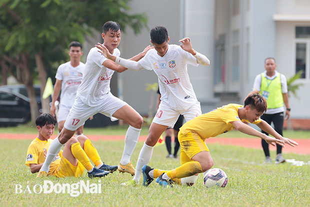 Thắng Gia Định 2-1, Đồng Nai (áo trắng) chính thức giành một suất dự vòng chung kết