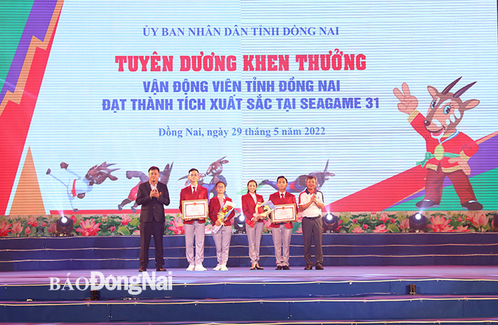 Phó bí thư thường trực Tỉnh ủy Hồ Thanh Sơn và Tổng cục trưởng Tổng cục TDTT (Bộ VH-TTDL) Đặng Hà Việt trao bằng khen của UBND tỉnh cho các tập thể xuất sắc tại SEA Games 31. Ảnh: Huy Anh