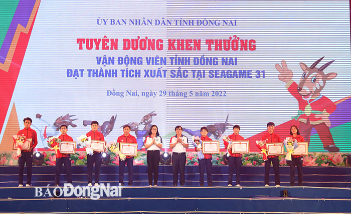 Phó chủ tịch UBND tỉnh Nguyễn Sơn Hùng và Giám đốc Sở VH-TTDL Lê Thị Ngọc Loan trao bằng khen của UBND tỉnh cho các VĐV Đồng Nai đạt thành tích tại SEA Games 31 diễn ra tại Việt Nam. Ảnh: Huy Anh