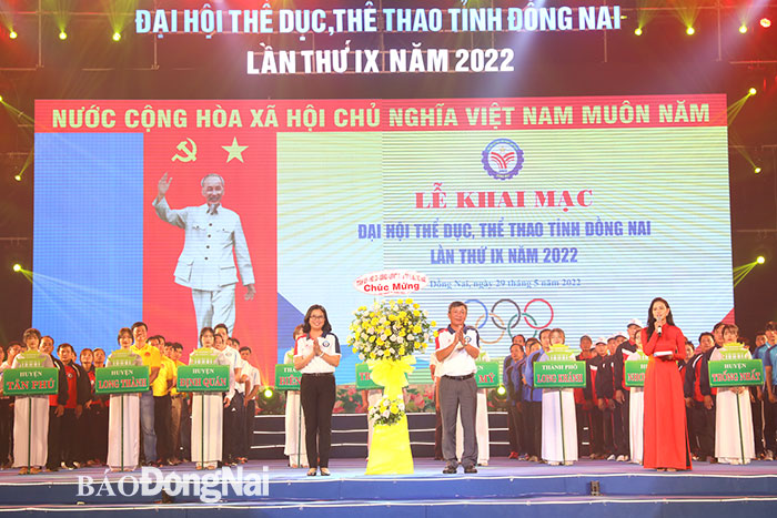 Phó bí thư thường trực Tỉnh ủy Hồ Thanh Sơn tặng lẵng hoa chúc mừng đại hội.