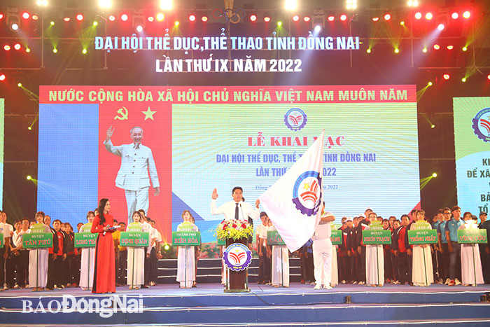 Trọng tài quốc gia Nguyễn Văn Vũ, đại diện cho lực lượng trọng tài tuyên thệ tại lễ khai mạc. Ảnh: Huy Anh