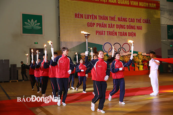 Đội rước đuốc gồm 11 VĐV tiêu biểu của thể thao Đồng Nai tiến vào lễ đài