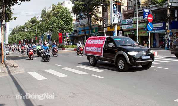 Đoàn xe tuyên truyền về tác hại của việc hút thuốc lá trên các tuyến đường ở TP.Biên Hòa. Ảnh: Hạnh Dung