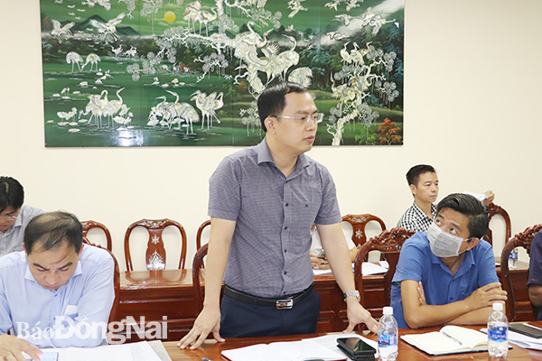 Phó chủ tịch UBND H.Long Thành Lê Hoàng Sơn phát biểu tại cuộc họp.