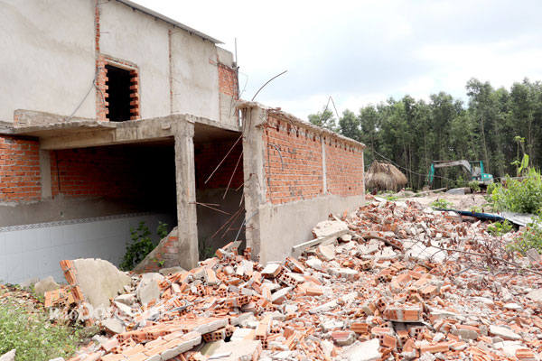 Lực lượng chức năng phát hiện xử lý một số căn nhà xây dựng trái phép trên đất nông nghiệp tại xã An Phước (H.Long Thành). Ảnh: Khánh Minh