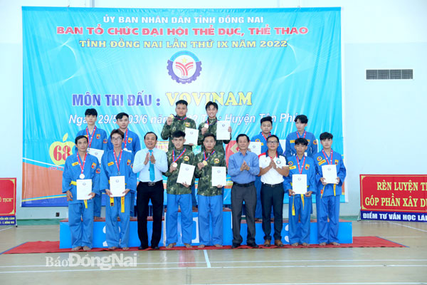 Ban tổ chức trao huy chương cho các VĐV đạt thứ hạng cao ở bài Đòn chân tấn công nam