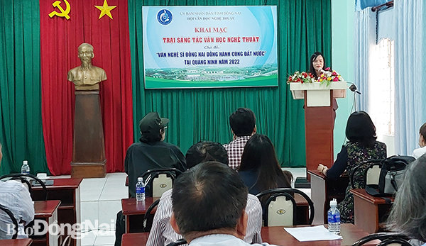 Phó trưởng ban thường trực Ban Tuyên giáo Tỉnh ủy Nguyễn Thị Hồng Trang phát biểu tại lễ khai mạc trại sáng tác văn học nghệ thuật năm 2022